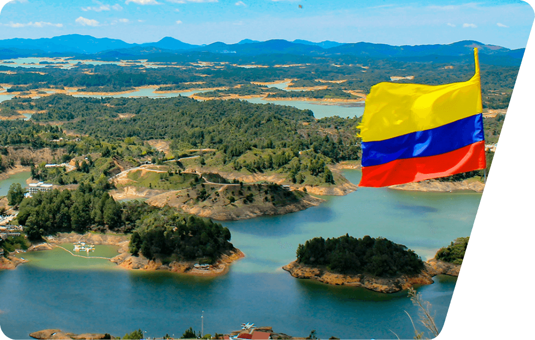 Soluciones para el Estado. Panorámica de Guatapé, bandera de Colombia