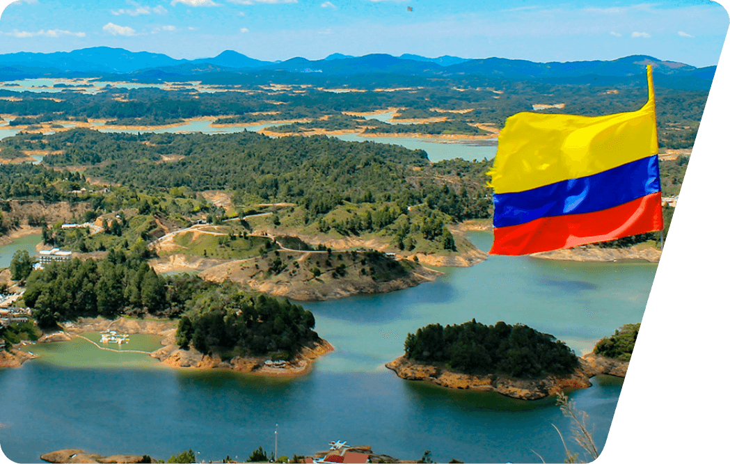 Soluciones para el Estado. Panorámica de Guatapé, bandera de Colombia Soluciones para el Estado. Panorámica de Guatapé, bandera de Colombia