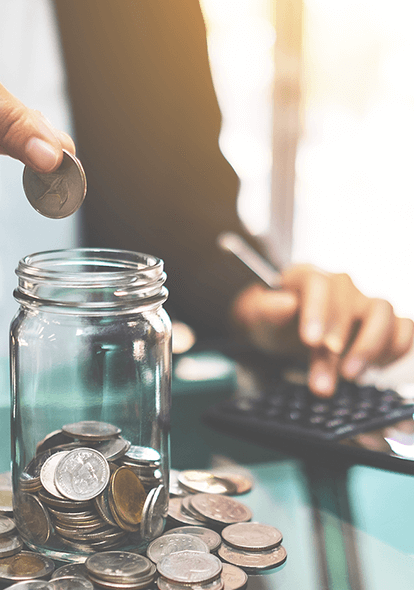 Venta masiva de cartera, la ambiciosa apuesta comercial de CISA Un frasco de vidrio con monedas dentro sobre una montaña de monedas