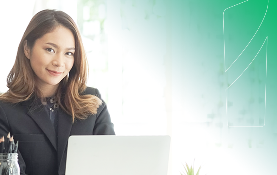 Mujer sentada con un computador