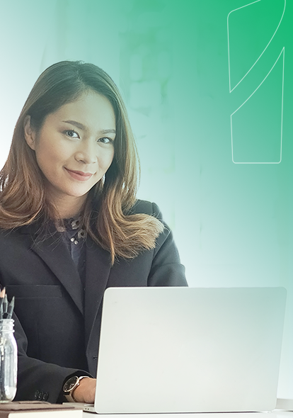 Mujer sentada con un computador