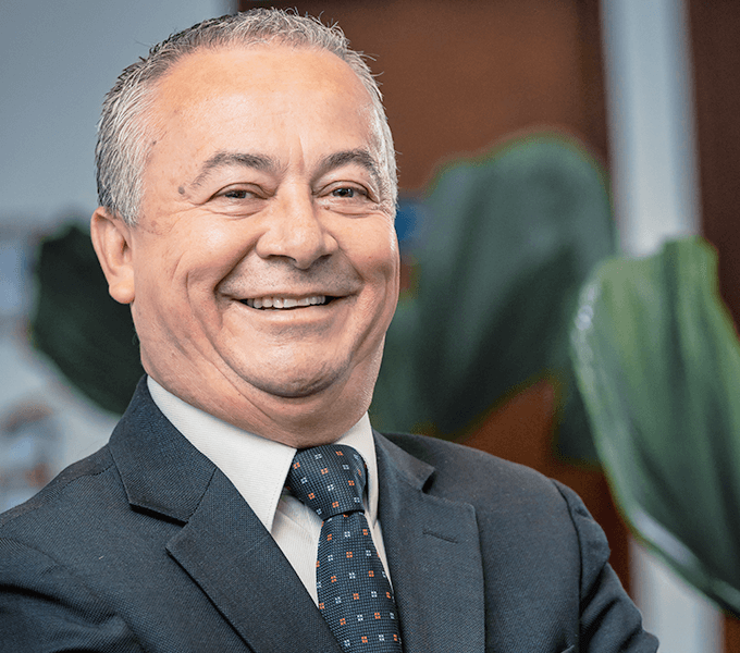 Auditor interno CISA Hombre con traje de corbata. Auditor de Central de Inversiones S.A.