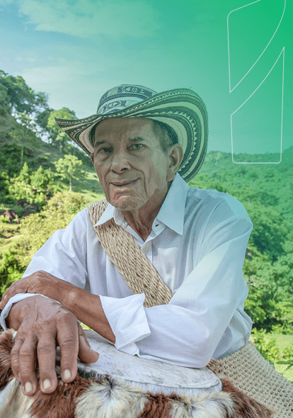 Hombre de edad con sombrero y mochila, vegetación de fondo Hombre de edad con sombrero y mochila, vegetación de fondo