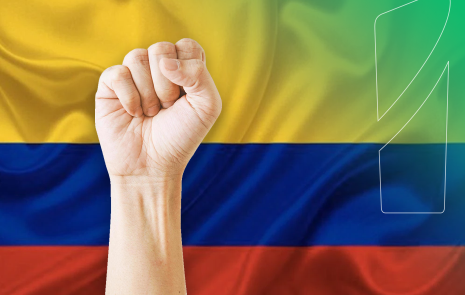 Puño hacia arriba y bandera de Colombia de Fondo