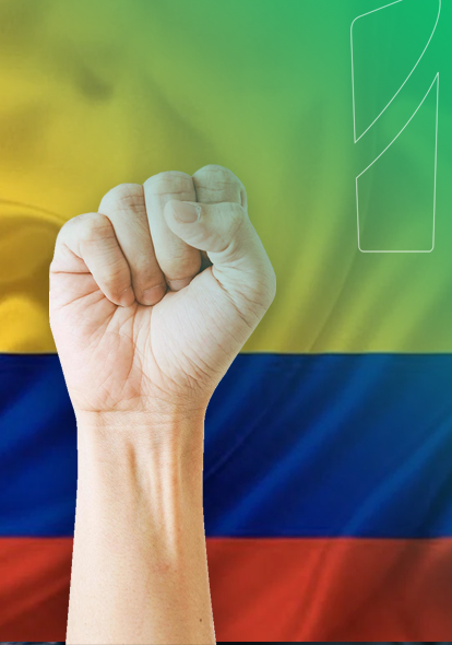 Primer plano puño hacia arriba y bandera de Colombia de Fondo Primer plano puño hacia arriba y bandera de Colombia de Fond