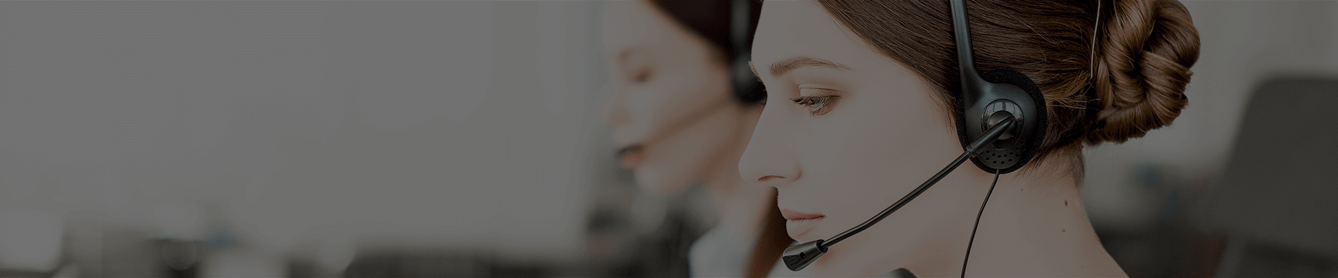 Mujer hablando en un Call center