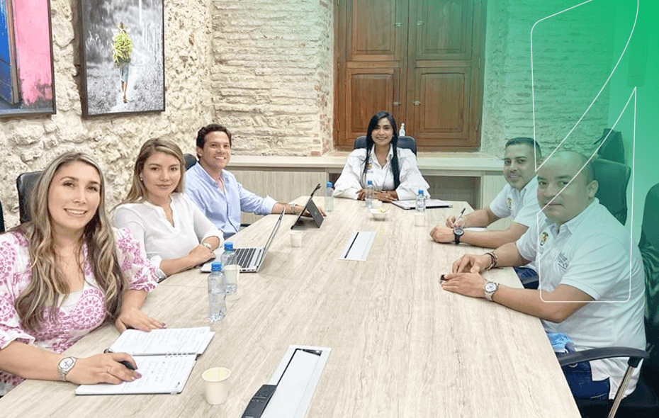 Reunión de personas en una sala de juntas