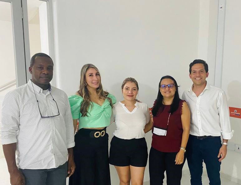 Grupo de personas en una oficina
