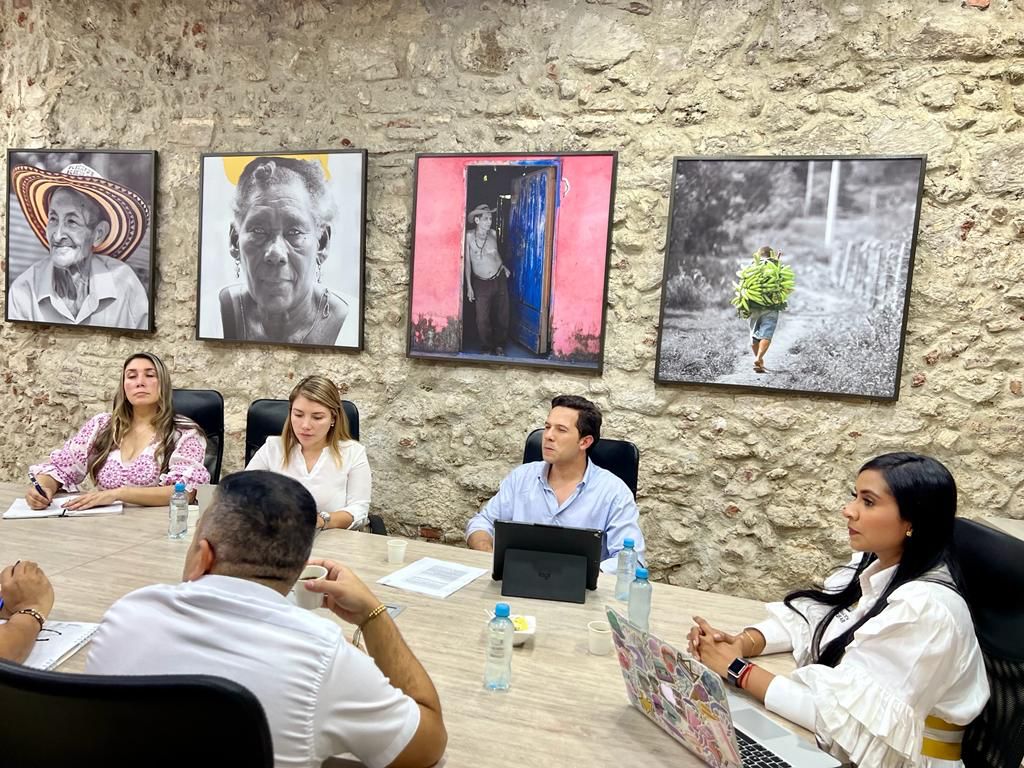 Grupo de personas en una sala de juntas