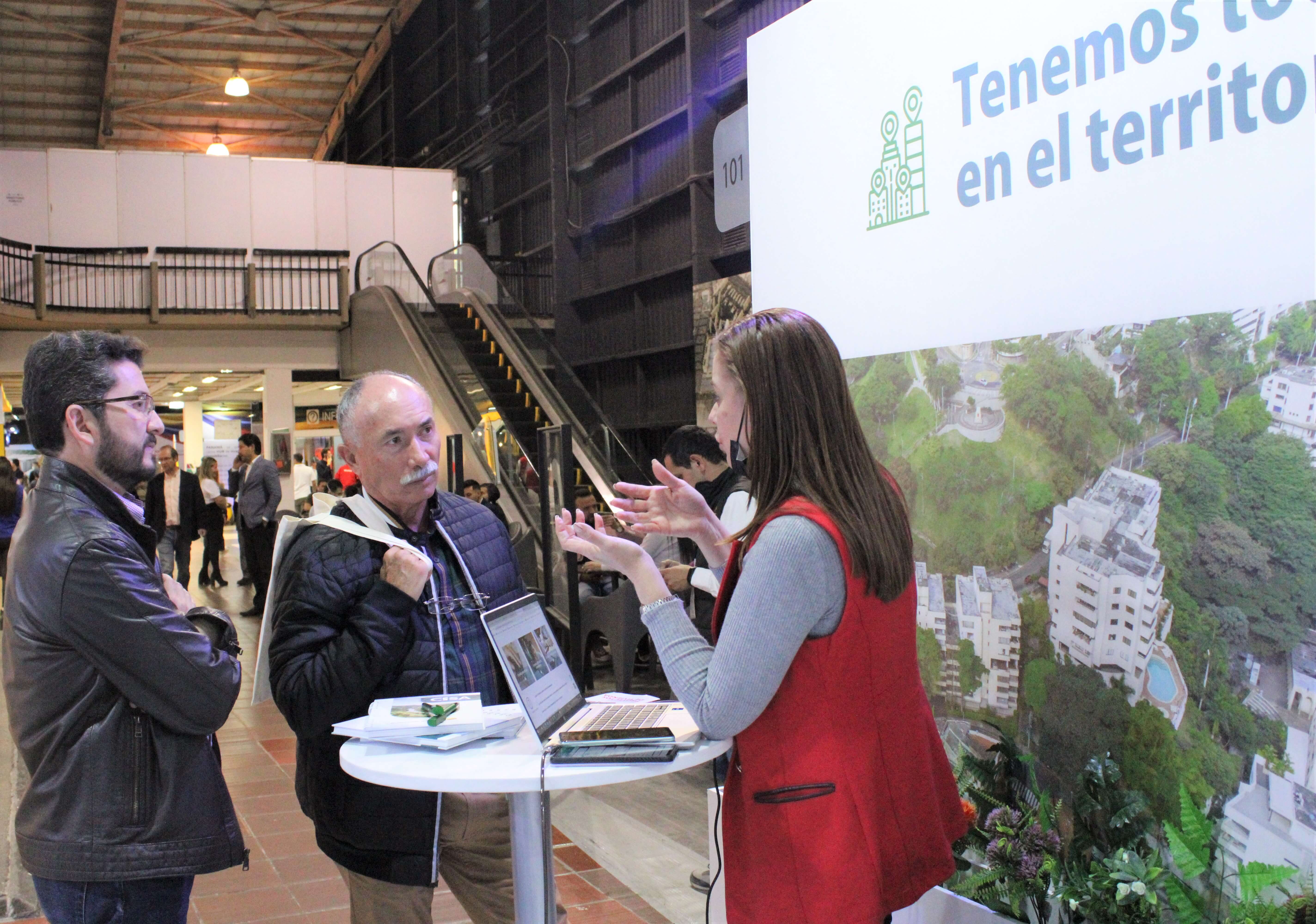 Dos hombres y una mujer hablando