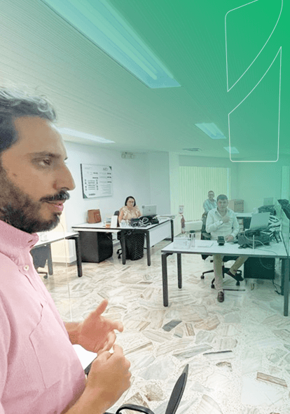 Presidente de CISA hablando a varias personas en una oficina Presidente de CISA hablando a varias personas en una oficina