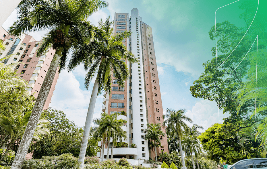 Edificio de la ciudad de Cali rodeado de palmeras