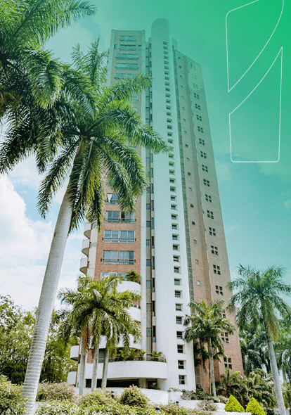 Edificio de la ciudad de Cali rodeado de palmeras