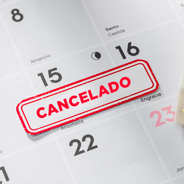 Terminación Anticipada Puja. Calendario con la palabra cancelado 