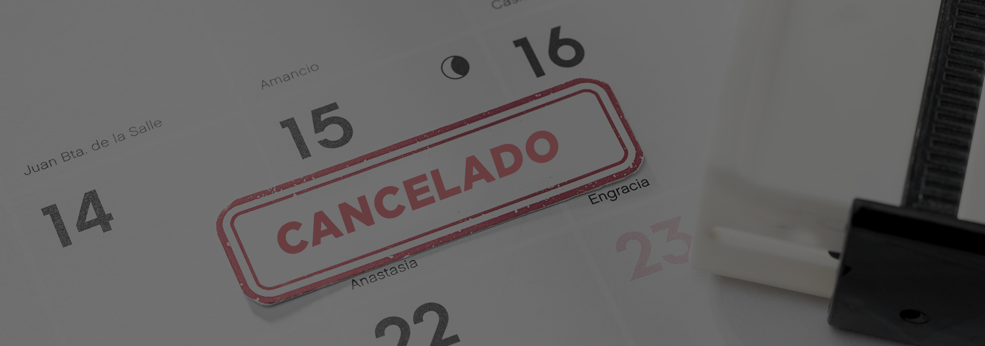 Foto de un calendario con la palabra cancelado
