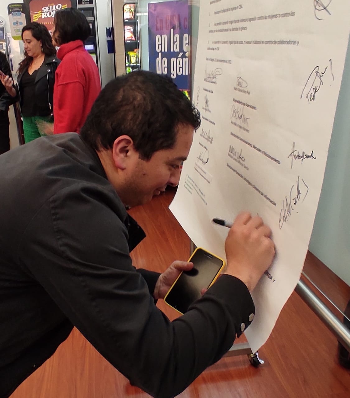 Hombre firmando