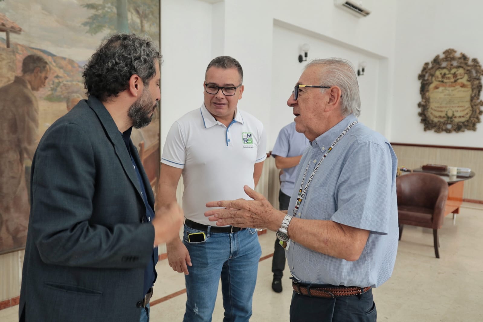 Tres personas reunidas