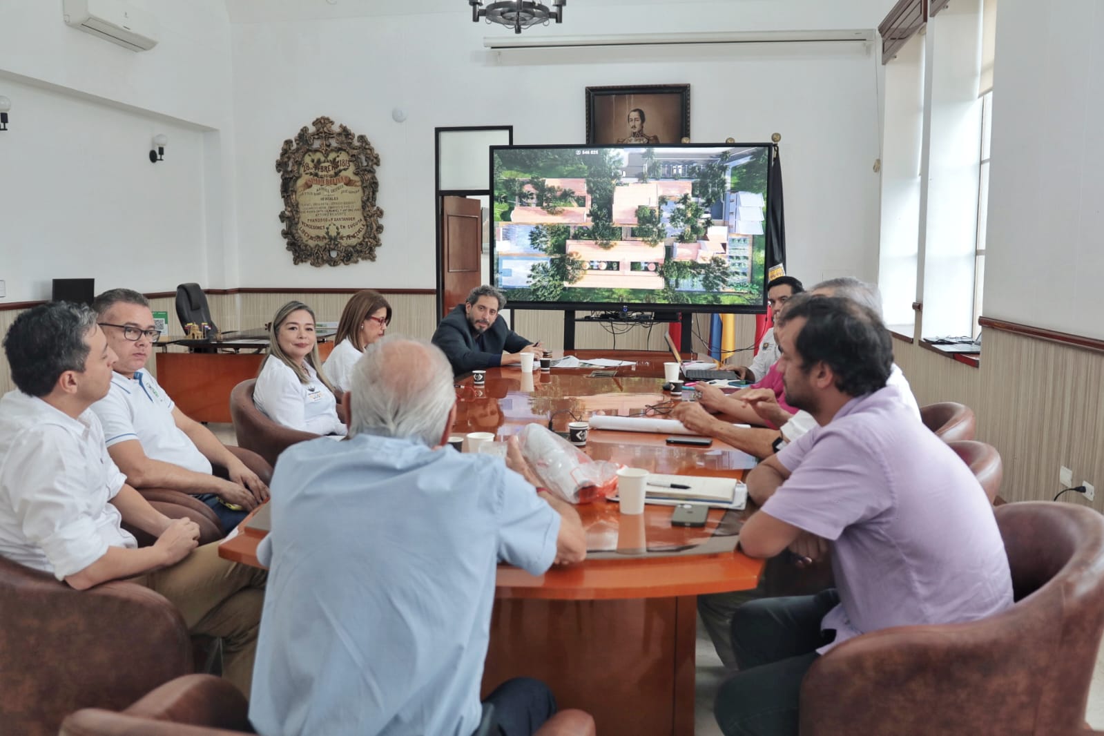 Grupo de personas reunidos en sala de juntas