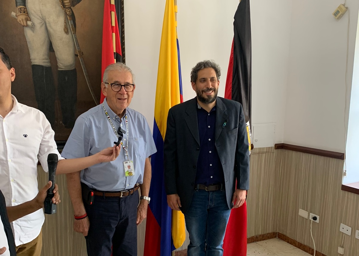 Dos personas en rueda de prensa