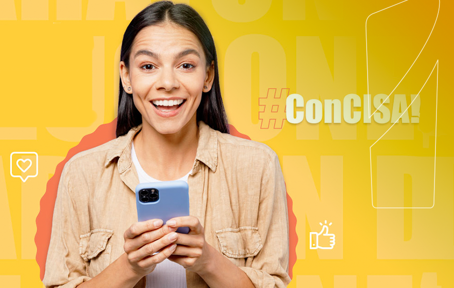 Mujer sonriendo con celular en la mano