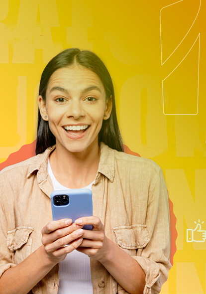Con prima o sin prima, ¡aproveche la maratón de soluciones #ConCISA! Mujer sonriendo con celular en la mano